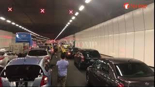 Taxi on fire in KPE tunnel: Explosion caught on video