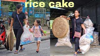 Hon's mother sold special rice flakes when she came to pick up Tram Anh. Daily Life/Le Thi Hon