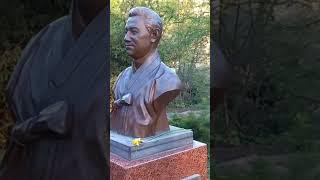 Корейський Поет в Ботаничному Саду, Київ, Україна.  Korean Poet, Sculpture in Botanic Garden, Kyiv