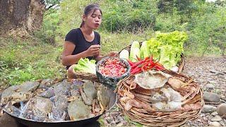 Wow Tasty food! Catching and Cooking Curry Big Crabs for lunch in jungle @lisaCooking2