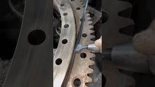 The process of replacing the sealing rubber strip on the crane turntable