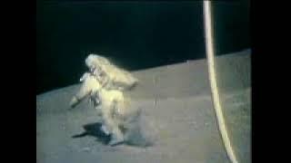 Harrison Schmitt chute sur le sol lunaire