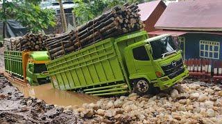 OFROAD DI JALAN BERLUMPUR DAN BERBATURC TRUK HINO 500 ENGKEL BERMUATAN OFERLUD FUL KAYU miniatur