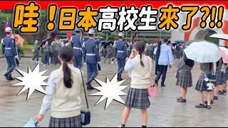 4K 熱騰騰【哇～滿滿5台大巴 百人團「日本高校生」來了啊？空軍儀隊「下雨」也仍然舉行收哨儀式，太感動了～】#忠烈祠 #honorguards #MartyrsShrine