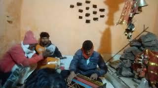 Mandir ke andar bhakt bhakti mein leen Sangeet Ka maja lete hue