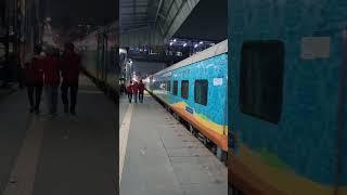 NDLS - PRYJ Humsafar Express departing New Delhi | Daily ️ NON-STOP Service️#humsafar #prayagraj