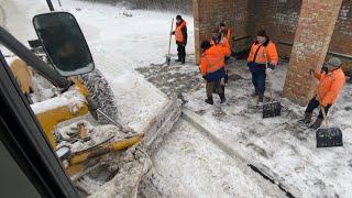 Уборка снега на Автогрейдере. Почистил остановки. Пьяный водитель улетел в обочину!