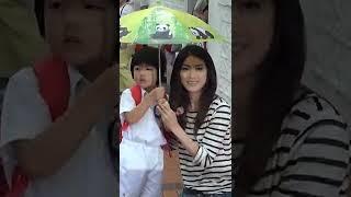 #陈慧琳 低调现身接孩子放学，并与其他家长有说有笑毫无明星架子，简直太接地气了！