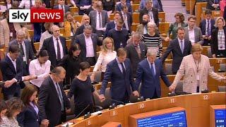 Brexit: MEPs sing Auld Lang Syne