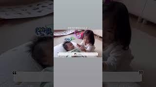 연년생남매 동생한테 까까주는 17갤 아기