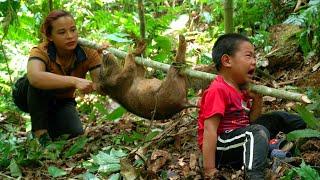 30 days of a single mother and her children ambushing wild boars and building a wooden house