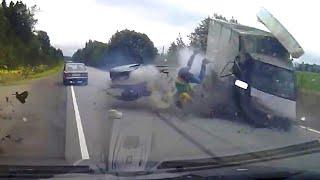 MOST BRUTAL CAR CRASHES OF THE YEAR_Crazy Dashcam Fails - Bad Drivers and Road Mayhem Compilation