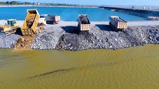 EP03! new project! Use bulldozer to carefully move dirt from a 25-ton dump truck into the water