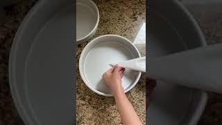 How to cut parchment paper for a round baking pan