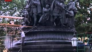 Специалисты моют памятник "Тысячелетие России"