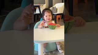 幼儿追剧的样子！ 姐姐开学 了，家里就剩幄幄，独霸客厅的感觉应该很好吧～开学第一天的我 理想生活 人类幼崽 永远会被萌娃的笑容治愈