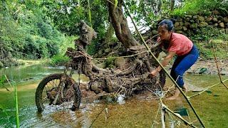 Restoring a rusted Honda motorbike abandoned in a stream in the forest - Miss Mechanic