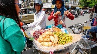 Cambodia Street Food - Authentic KHMER CURRY FEAST and Vietnamese Pho in Phnom Penh!