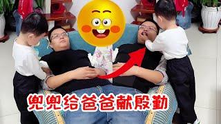 兜兜为了出去玩，这殷勤给你献的，给爸爸捶腿收拾家务太懂事了吧！#funny#baby#cutebaby【HI! 小兜兜】