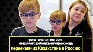 Слепой Рома не учился музыке, но в 4 года неожиданно заиграл на пианино.