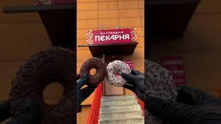 Донаты - десерт с начинкой покрытый глазурью