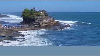 tanah lot bergejolak ombak pasang