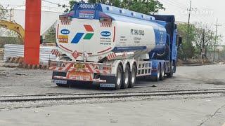 Truck2 Besar Lewat Rel Kereta Api Yang Ketinggian | Batu Ballastnya Kurang Banyak