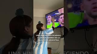 ️ ARGENTINA VS. POLONIA: UNA HINCHA PROTEGIENDO A LOS JUGADORES DE LA SELECCIÓN