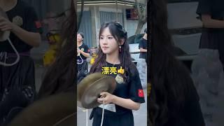 美女，你好漂亮啊！追你都追到潮汕来啦！喜欢的点个赞哦 #熱門 #弘扬和传承民俗文化 #潮汕民俗文化 #醒狮文化 #美女#beautiful