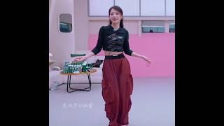 君这里提醒侯主播的表情太好玩了，还有后面问“完了是什么”语调太可爱了啦，还有昊宇偷偷的笑哈哈 #chenlijun  #陈丽君 #陈昊宇 #乘风2025