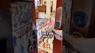 이 아이는 장난감으로 군대를 만들었습니다