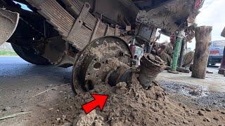 Truck tube stuck on the middle of the road How experts mechanic repair the truck