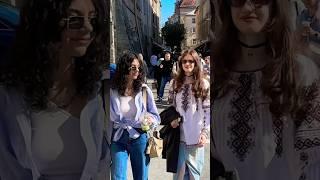 Копальня кави. Львів на день Вишиванки, центр дівчата площа Ринок.
