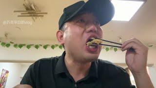 在石家庄美食一条街范光胡同吃过锅盔酸辣粉，看看是个什么味？