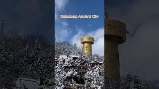 This 1,300-year-old ancient town features traditional Tibetan homes, ancient temples and pagodas.