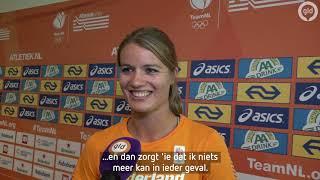 Dafne Schippers heeft nog last van haar rug, maar haar hondje biedt hulp