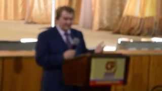 Владимир Стародумов задает вопрос Михаилу Емельянову