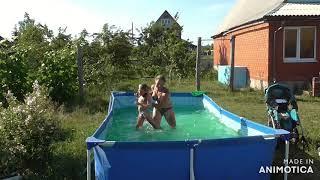 Дача в начале июля. Как мы с Элечкой купались в бассейне.
