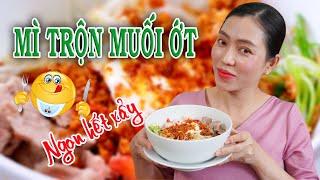 Mì trộn muối ớt, một món ăn biến tấu từ mì ăn liền siêu ngon. Bí quyết làm muối ớt cùng Bếp chị Tư