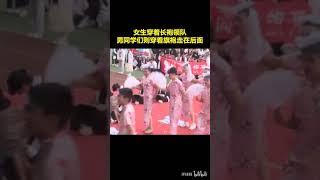 中学艺体节上的反串表演：女生穿长褂帅气十足，男生穿旗袍舞姿妖娆