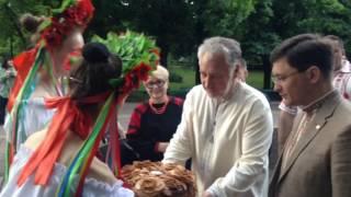 Масштабный парад вышиванок в Мариуполе