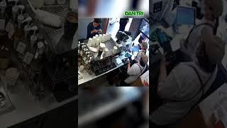 Liên tục bị hối thúc, đe dọa, nữ nhân viên hất thẳng bột cà phê vào mặt khách