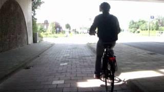 Gevaarlijk: fietser slaat plotseling af en botst bijna