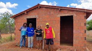 finalizando a coberta da casa de dona Maria