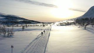 Ta skidbussen och skida genom Ösjödalen tillbaka till Bruksvallarna