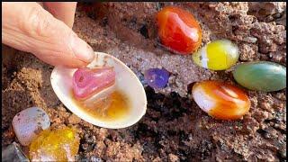 The walls are inlaid with a large number of agate eggs, and the process of mining agate and crystals