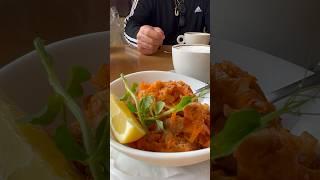  Сом в маринаде и сосиска в тесте - латвийский хот дог Зажигалочка пробует! #латвия #еда