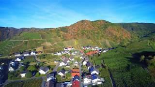 Mayschoß mit der Burgruine Saffenburg (Ahrtal) - UHD