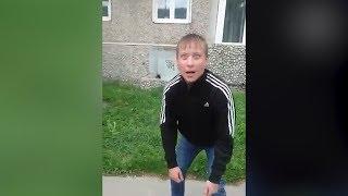 2 убитых в пыль наркозомби бродят по двору. Real video