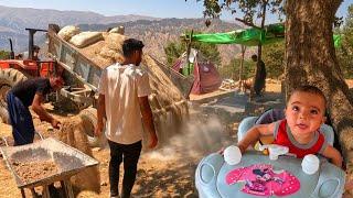 Documentary about the life of a nomadic father and baby: Carrying sand and cement by the driver